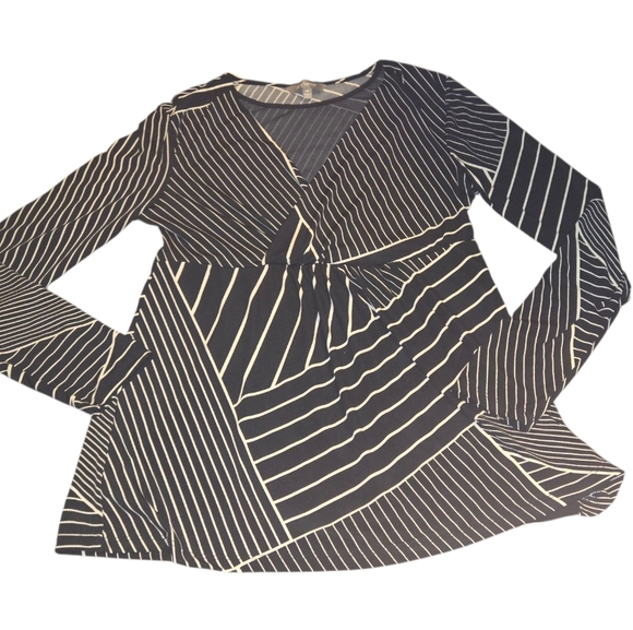Daisy Fuentes Women’s Black White Striped Geometric Long Sleeve V-Neck Top - Picture 1 of 7